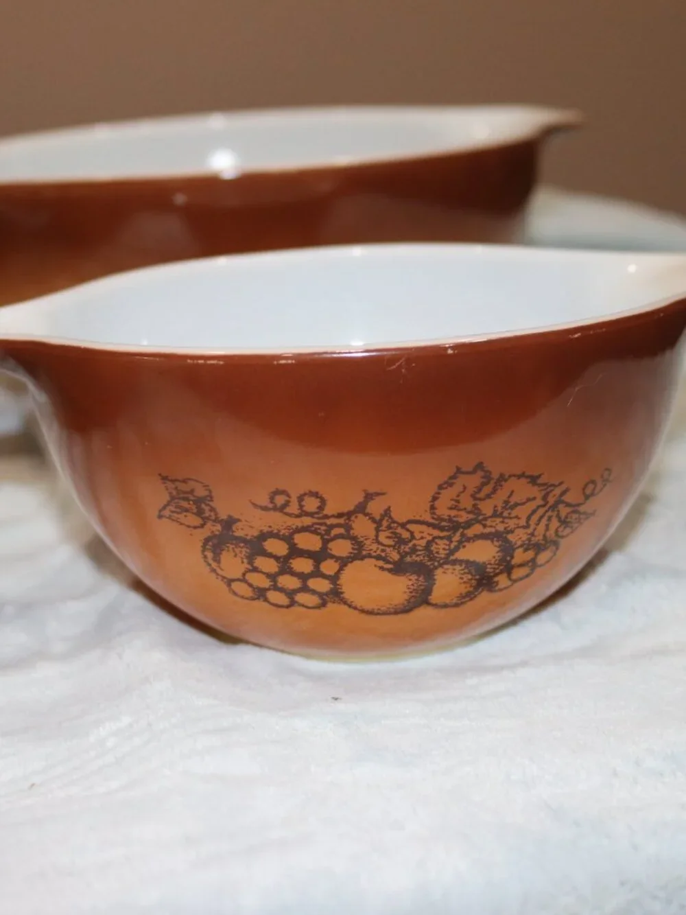Vintage Pyrex Old Orchard mixing/serving bowl set with pour spouts.